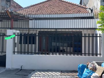 disewakan rumah di raya bratang binangun dekat ruko RMI kebun bibit murah komersial siap huni