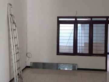 disewakan rumah di raya bratang binangun dekat ruko RMI kebun bibit murah komersial siap huni