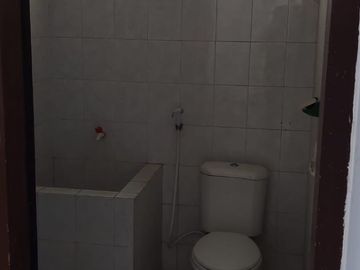 disewakan rumah di raya bratang binangun dekat ruko RMI kebun bibit murah komersial siap huni