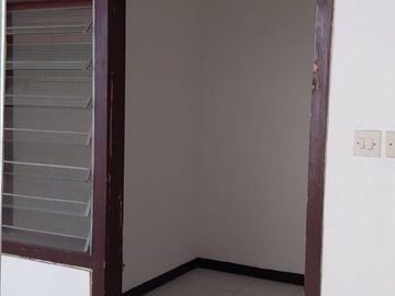 disewakan rumah di raya bratang binangun dekat ruko RMI kebun bibit murah komersial siap huni