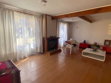 SE VENDE HERMOSA Y AMPLIA CASA EN SECTOR LA FLORIDA - CALLE MADRESELVA, LA SERENA.