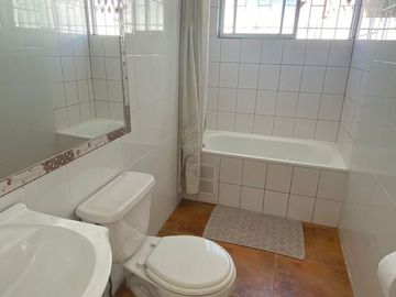 SE VENDE HERMOSA Y AMPLIA CASA EN SECTOR LA FLORIDA - CALLE MADRESELVA, LA SERENA.