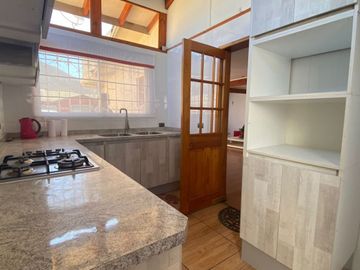 SE VENDE HERMOSA Y AMPLIA CASA EN SECTOR LA FLORIDA - CALLE MADRESELVA, LA SERENA.