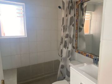 SE VENDE HERMOSA Y AMPLIA CASA EN SECTOR LA FLORIDA - CALLE MADRESELVA, LA SERENA.