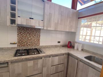 SE VENDE HERMOSA Y AMPLIA CASA EN SECTOR LA FLORIDA - CALLE MADRESELVA, LA SERENA.