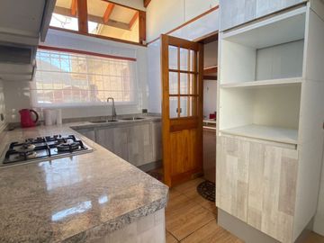 SE VENDE HERMOSA Y AMPLIA CASA EN SECTOR LA FLORIDA - CALLE MADRESELVA, LA SERENA.