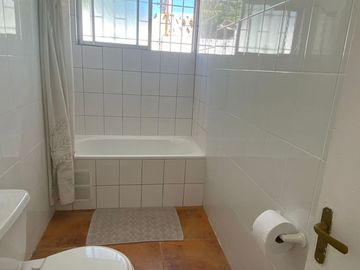SE VENDE HERMOSA Y AMPLIA CASA EN SECTOR LA FLORIDA - CALLE MADRESELVA, LA SERENA.