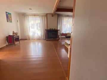SE VENDE HERMOSA Y AMPLIA CASA EN SECTOR LA FLORIDA - CALLE MADRESELVA, LA SERENA.