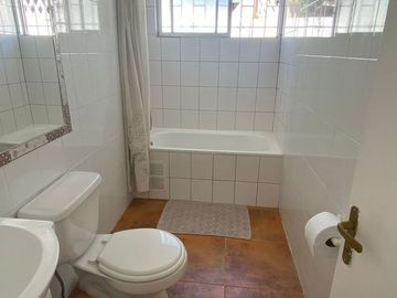 SE VENDE HERMOSA Y AMPLIA CASA EN SECTOR LA FLORIDA - CALLE MADRESELVA, LA SERENA.