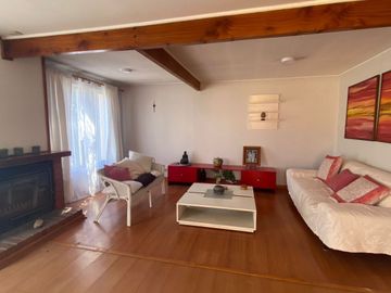 SE VENDE HERMOSA Y AMPLIA CASA EN SECTOR LA FLORIDA - CALLE MADRESELVA, LA SERENA.