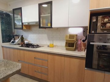Hermoso Townhouse 3d/3b Con 2 Estacionamientos Y Bodega