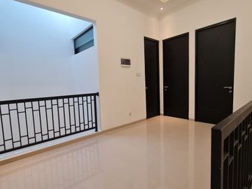 Rumah Darmo Permai Timur, Strategis, New, Minimalis
