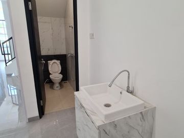 Rumah Darmo Permai Timur, Strategis, New, Minimalis