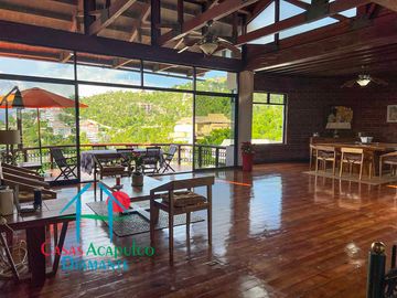 Casa con terraza con vista al mar, jardín, alberca y jacuzzi