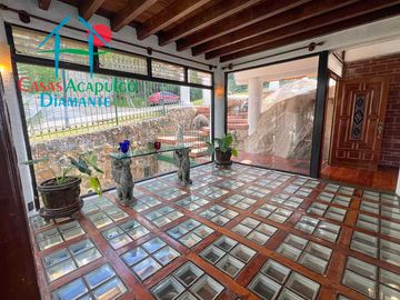 Casa con terraza con vista al mar, jardín, alberca y jacuzzi