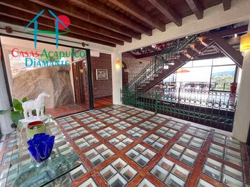 Casa con terraza con vista al mar, jardín, alberca y jacuzzi