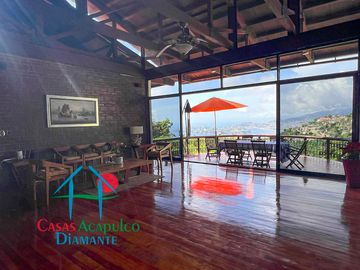 Casa con terraza con vista al mar, jardín, alberca y jacuzzi