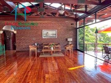 Casa con terraza con vista al mar, jardín, alberca y jacuzzi