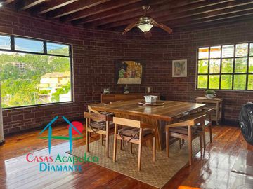 Casa con terraza con vista al mar, jardín, alberca y jacuzzi