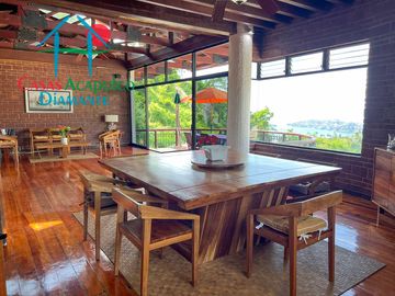 Casa con terraza con vista al mar, jardín, alberca y jacuzzi
