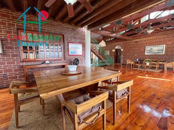 Casa con terraza con vista al mar, jardín, alberca y jacuzzi