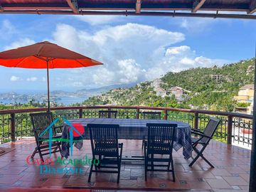 Casa con terraza con vista al mar, jardín, alberca y jacuzzi