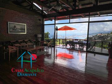 Casa con terraza con vista al mar, jardín, alberca y jacuzzi