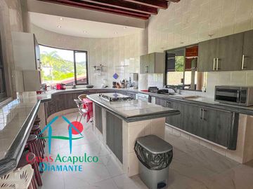 Casa con terraza con vista al mar, jardín, alberca y jacuzzi