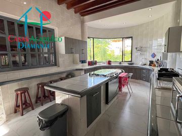 Casa con terraza con vista al mar, jardín, alberca y jacuzzi