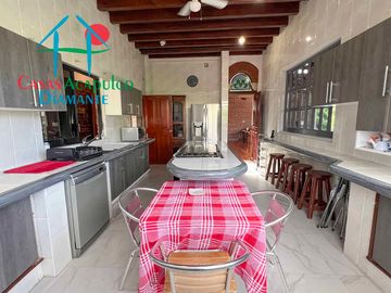 Casa con terraza con vista al mar, jardín, alberca y jacuzzi
