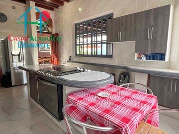 Casa con terraza con vista al mar, jardín, alberca y jacuzzi