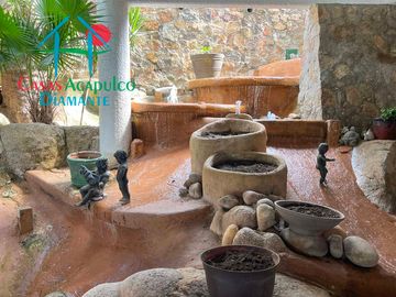 Casa con terraza con vista al mar, jardín, alberca y jacuzzi