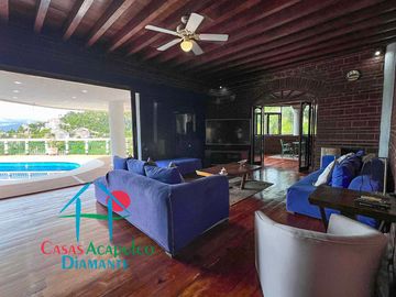 Casa con terraza con vista al mar, jardín, alberca y jacuzzi