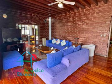 Casa con terraza con vista al mar, jardín, alberca y jacuzzi