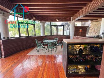 Casa con terraza con vista al mar, jardín, alberca y jacuzzi