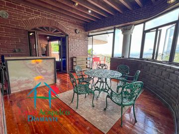 Casa con terraza con vista al mar, jardín, alberca y jacuzzi