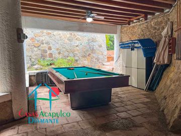 Casa con terraza con vista al mar, jardín, alberca y jacuzzi