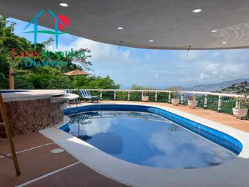 Casa con terraza con vista al mar, jardín, alberca y jacuzzi