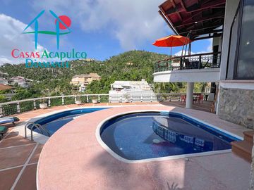 Casa con terraza con vista al mar, jardín, alberca y jacuzzi