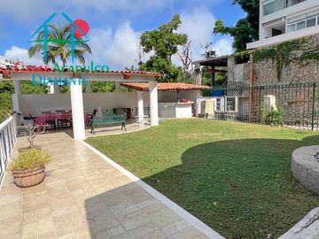 Casa con terraza con vista al mar, jardín, alberca y jacuzzi
