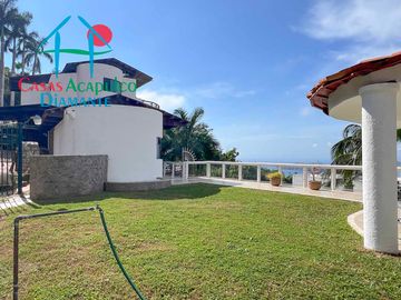 Casa con terraza con vista al mar, jardín, alberca y jacuzzi