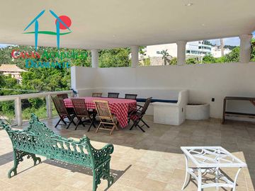 Casa con terraza con vista al mar, jardín, alberca y jacuzzi