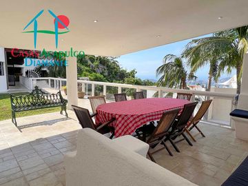 Casa con terraza con vista al mar, jardín, alberca y jacuzzi