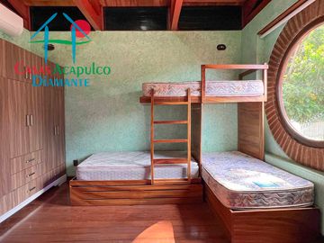 Casa con terraza con vista al mar, jardín, alberca y jacuzzi
