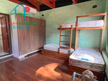 Casa con terraza con vista al mar, jardín, alberca y jacuzzi