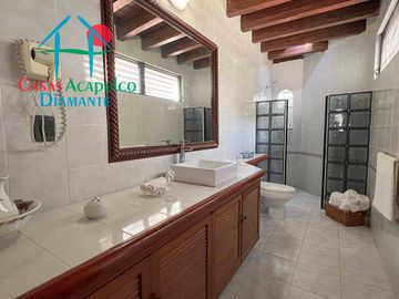 Casa con terraza con vista al mar, jardín, alberca y jacuzzi