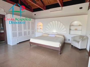 Casa con terraza con vista al mar, jardín, alberca y jacuzzi