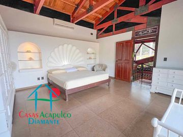 Casa con terraza con vista al mar, jardín, alberca y jacuzzi
