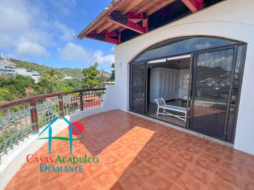 Casa con terraza con vista al mar, jardín, alberca y jacuzzi