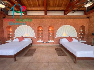 Casa con terraza con vista al mar, jardín, alberca y jacuzzi